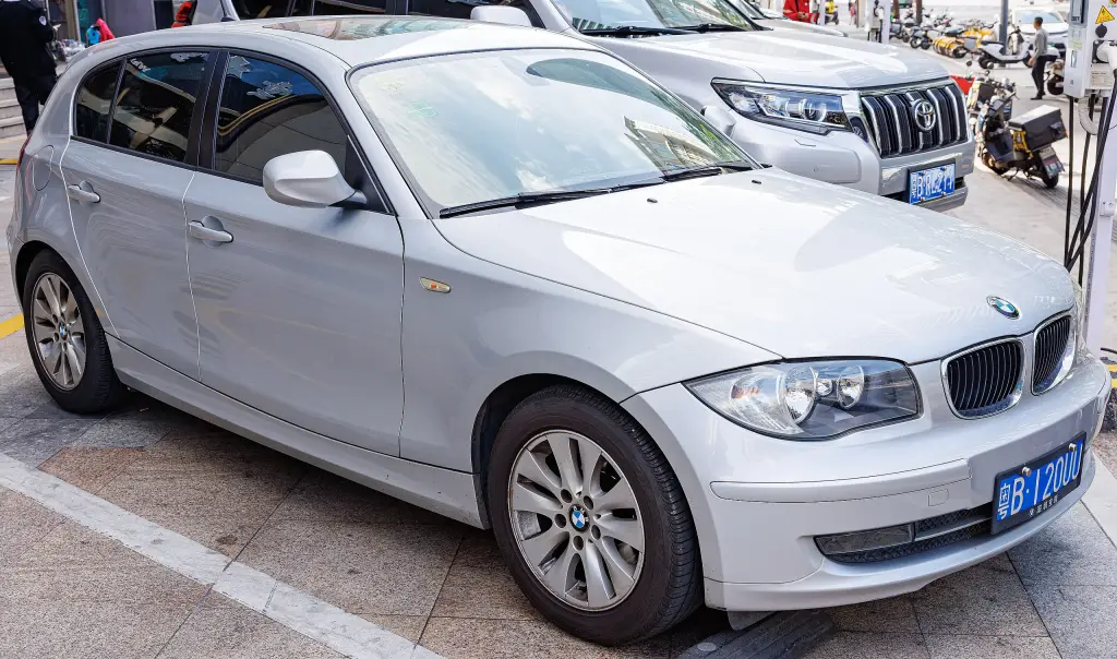 Rear view of a five-door BMW 1 Series E87