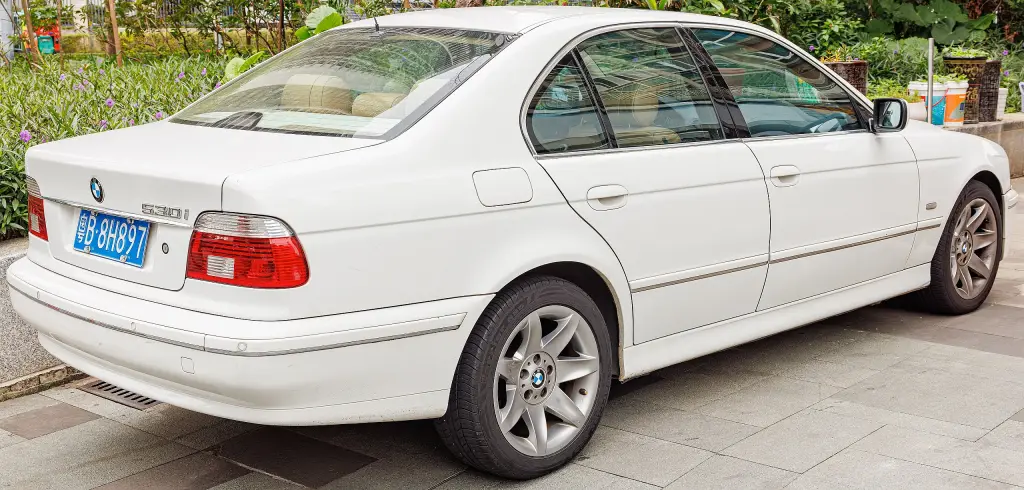 Rear view of a BMW 5 Series E39