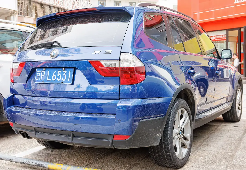 Rear view of a BMW X3 E83