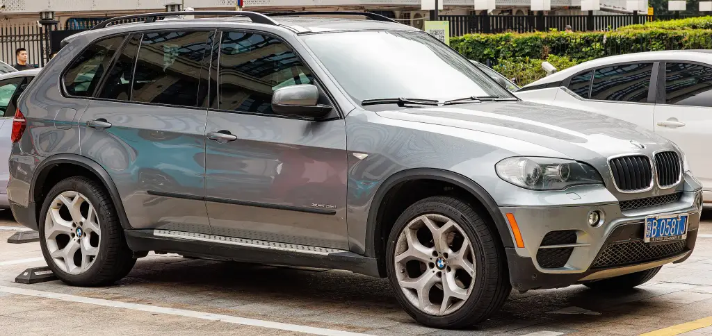 Rear view of a BMW X5 E70