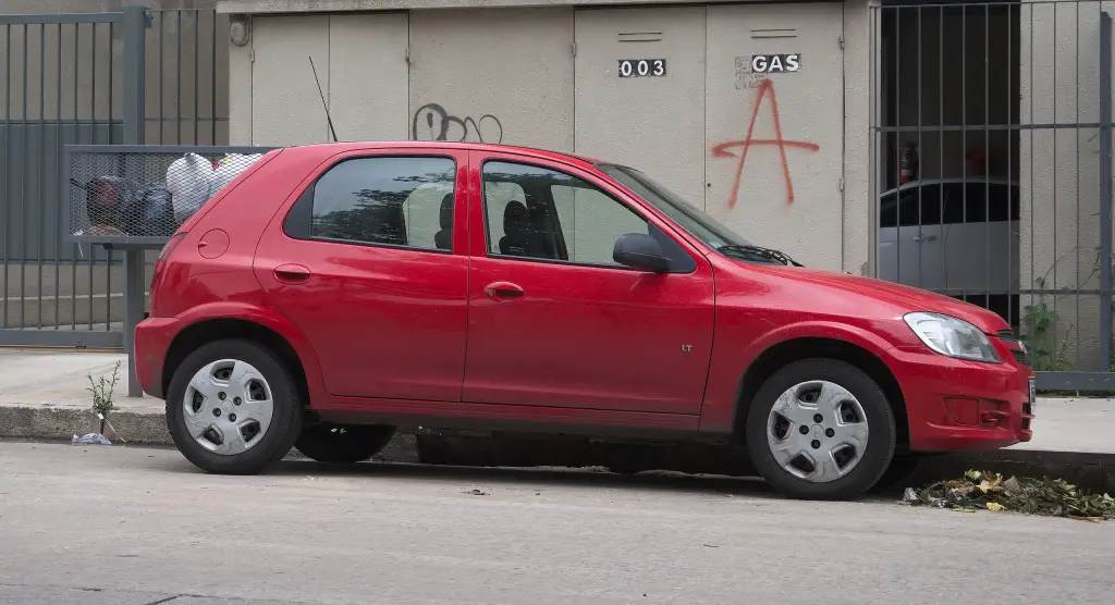 Red Chevrolet Celta LT