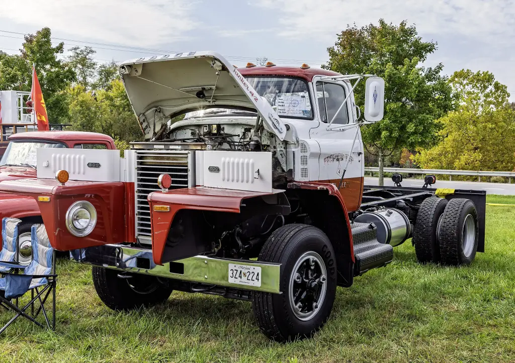 1973 Dodge C-800 LCF truck