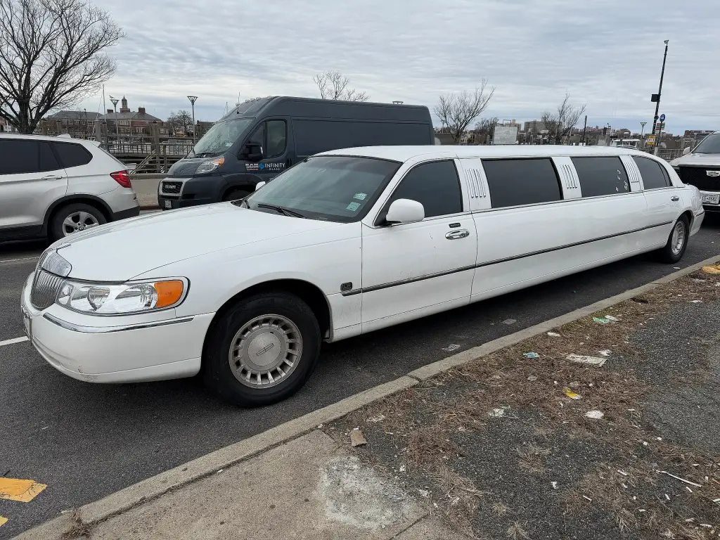 2001 Lincoln Town Car Executive Series limousine