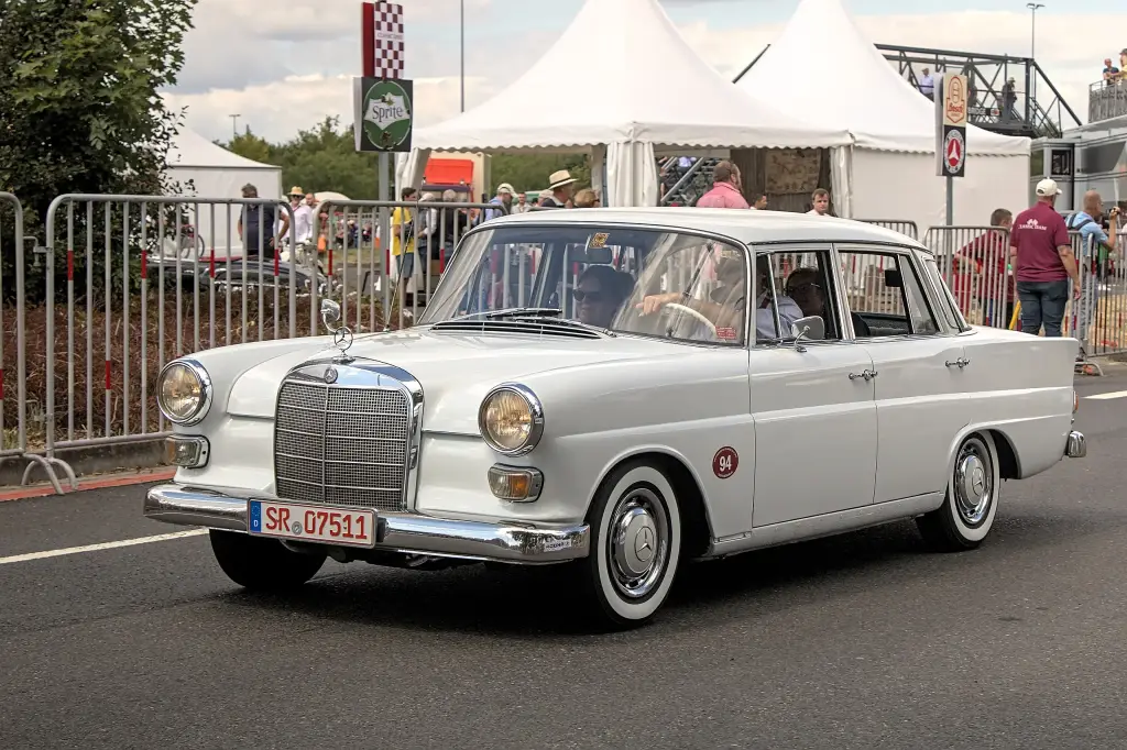 Mercedes-Benz 230 W110