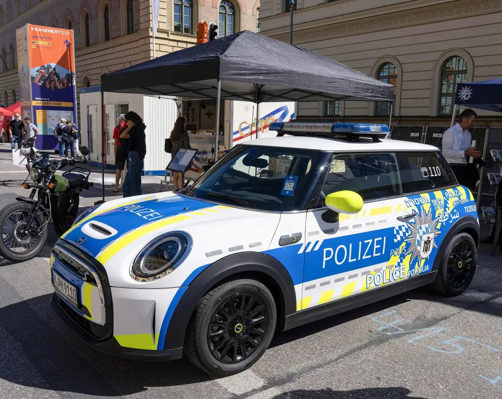 Mini Hatch F56 in police livery
