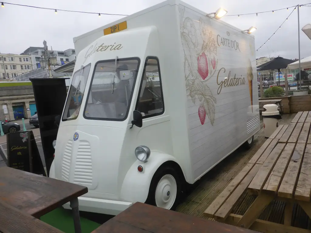 Morris J-type ice cream van