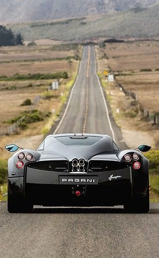 Magnifique Pagani Huayra sur cette grande route qui donne envie de 2