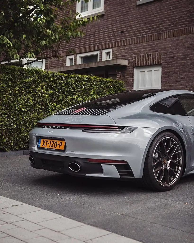 GT silver suits the design of the 992 very well