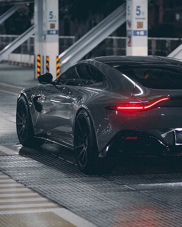 Vantage sitting on Brixton Forged Via