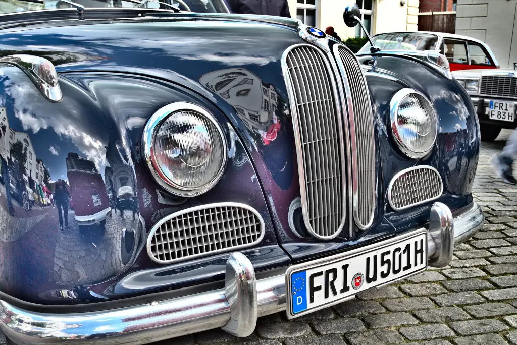 Vertical kidney grille on a BMW 501
