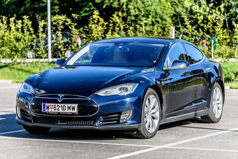 Tesla Model S 70D from the front left